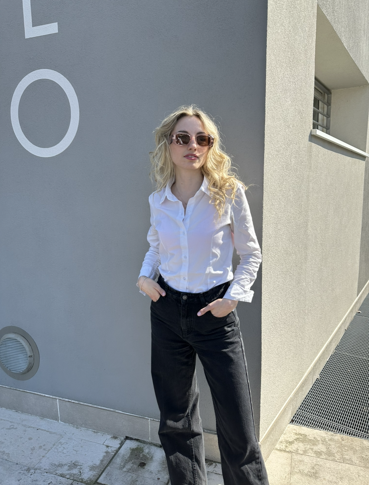 ragazza occhiali da sole prada