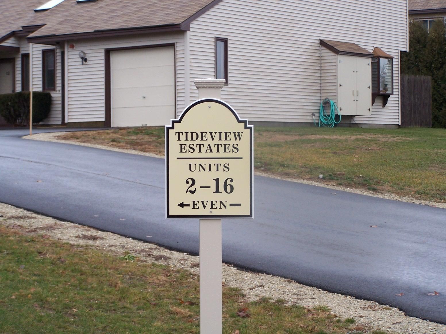 A sign in front of a house that says tideview estates