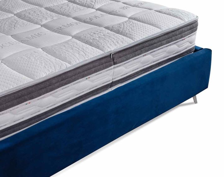 materasso su letto con struttura blu in velluto