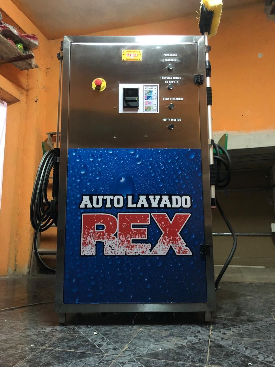 Máquina de lavado de coches de acero inoxidable, con el logotipo Rex azul y rojo en la parte frontal y con mangueras.