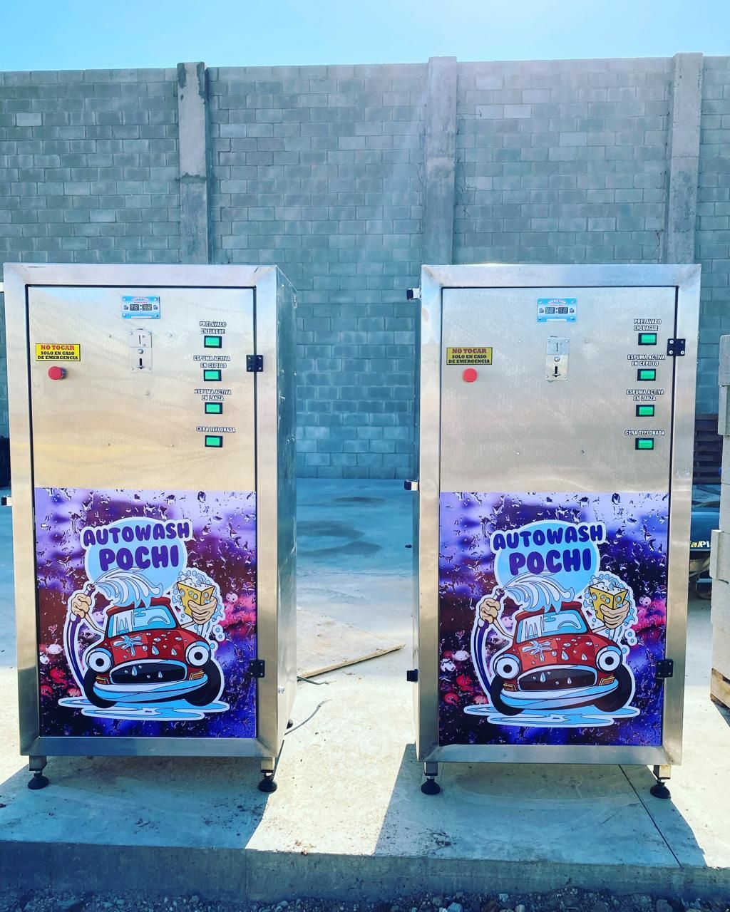 Dos paneles de control de lavado para mascostas