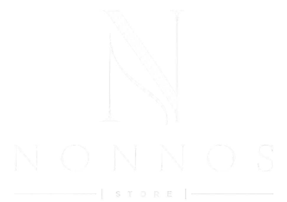 Logotipo minimalista tenue con la inscripción “NONNO STORE” en gris claro sobre fondo blanco.