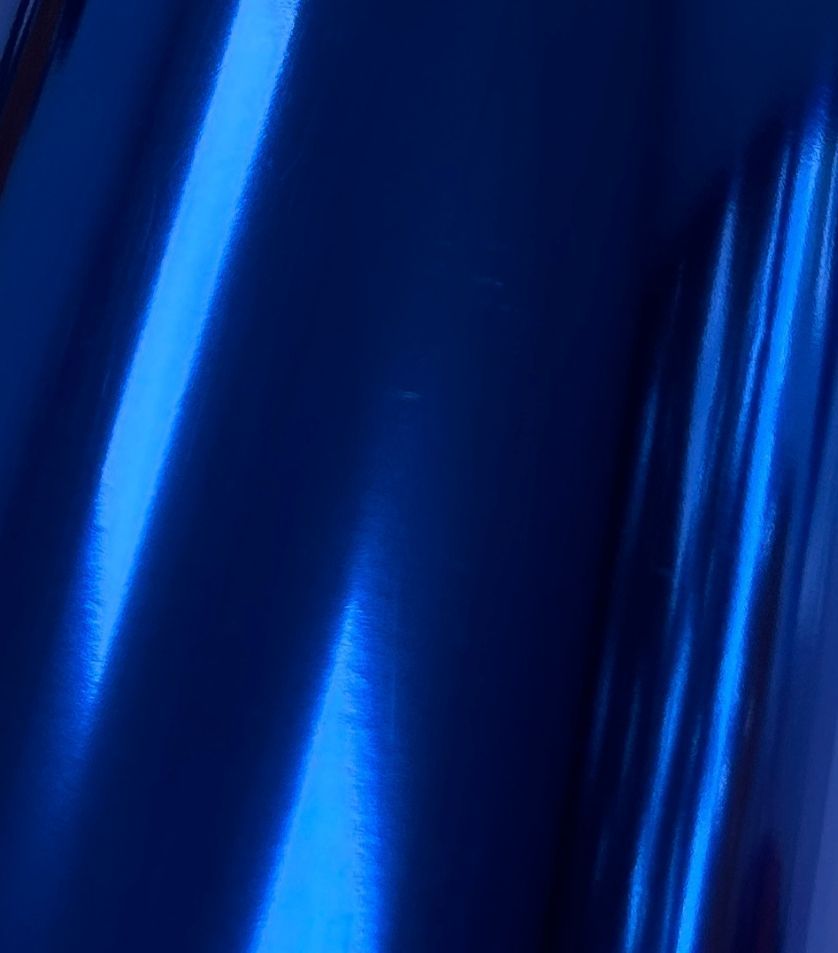 Un gros plan d'un rouleau de papier d'aluminium bleu.