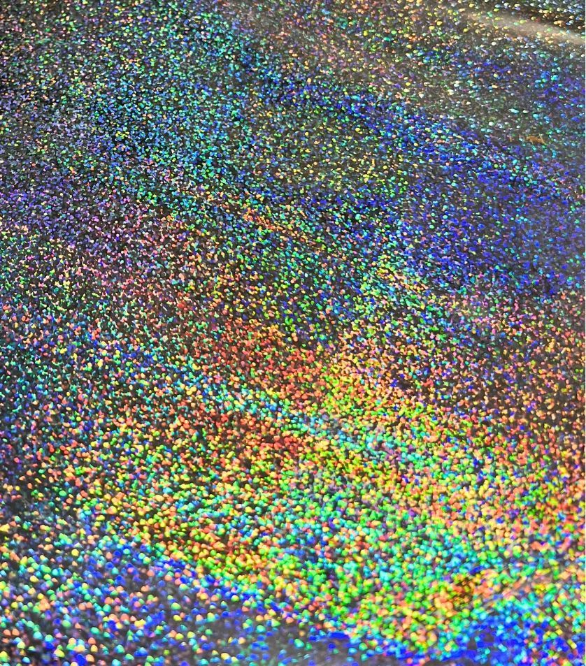 Un gros plan d'une feuille de paillettes holographiques.