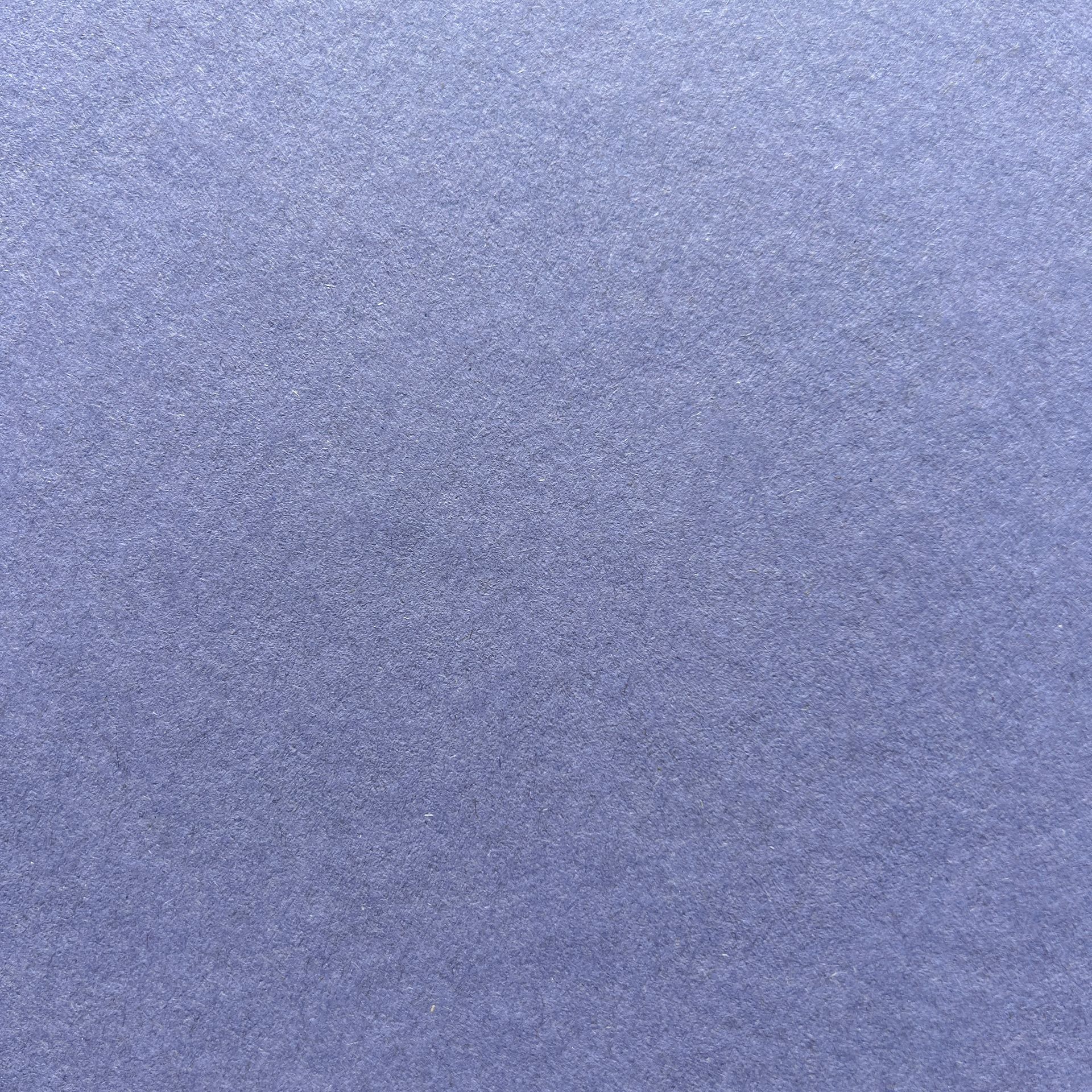 Un gros plan d'une texture de tapis violet.