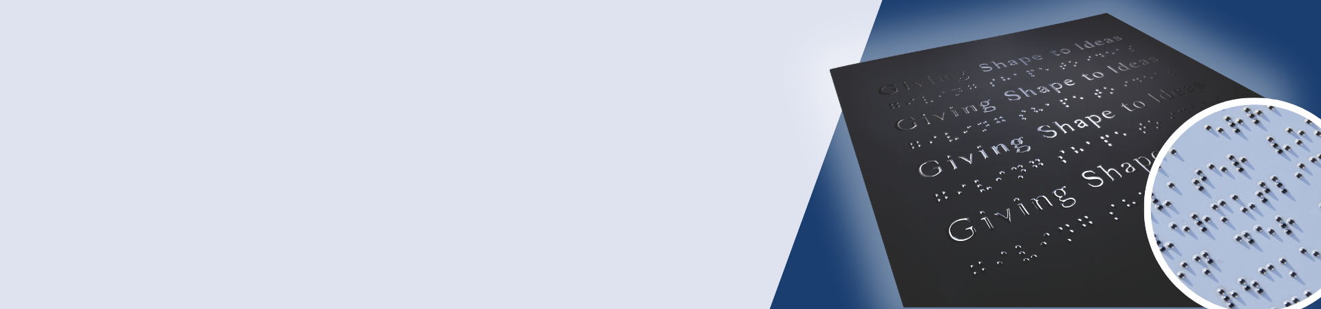 Une carte noire avec impression de caractères braille en dorure argent et vernis 3D, sur un fond bleu