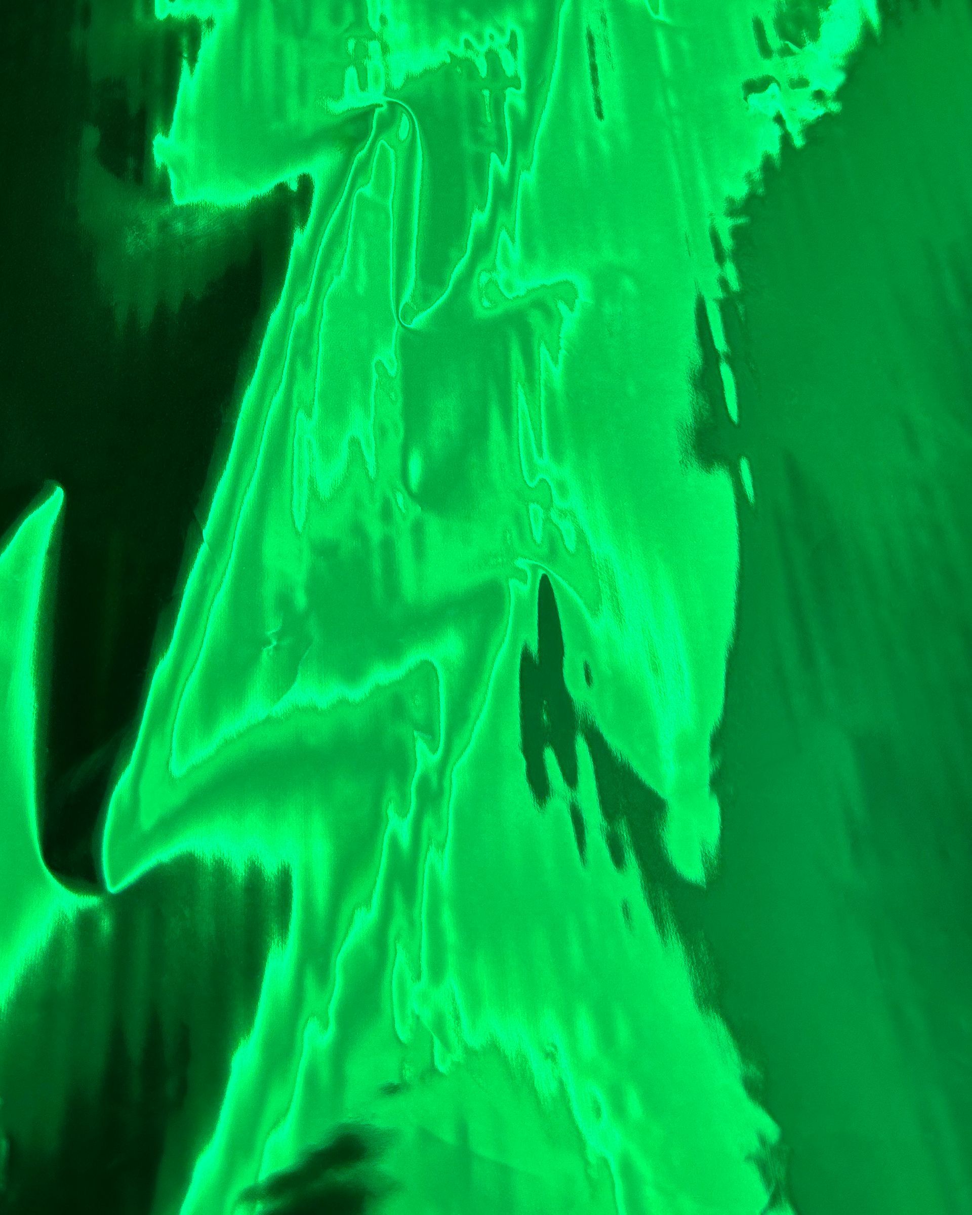 Un gros plan d'une feuille d'or verte.