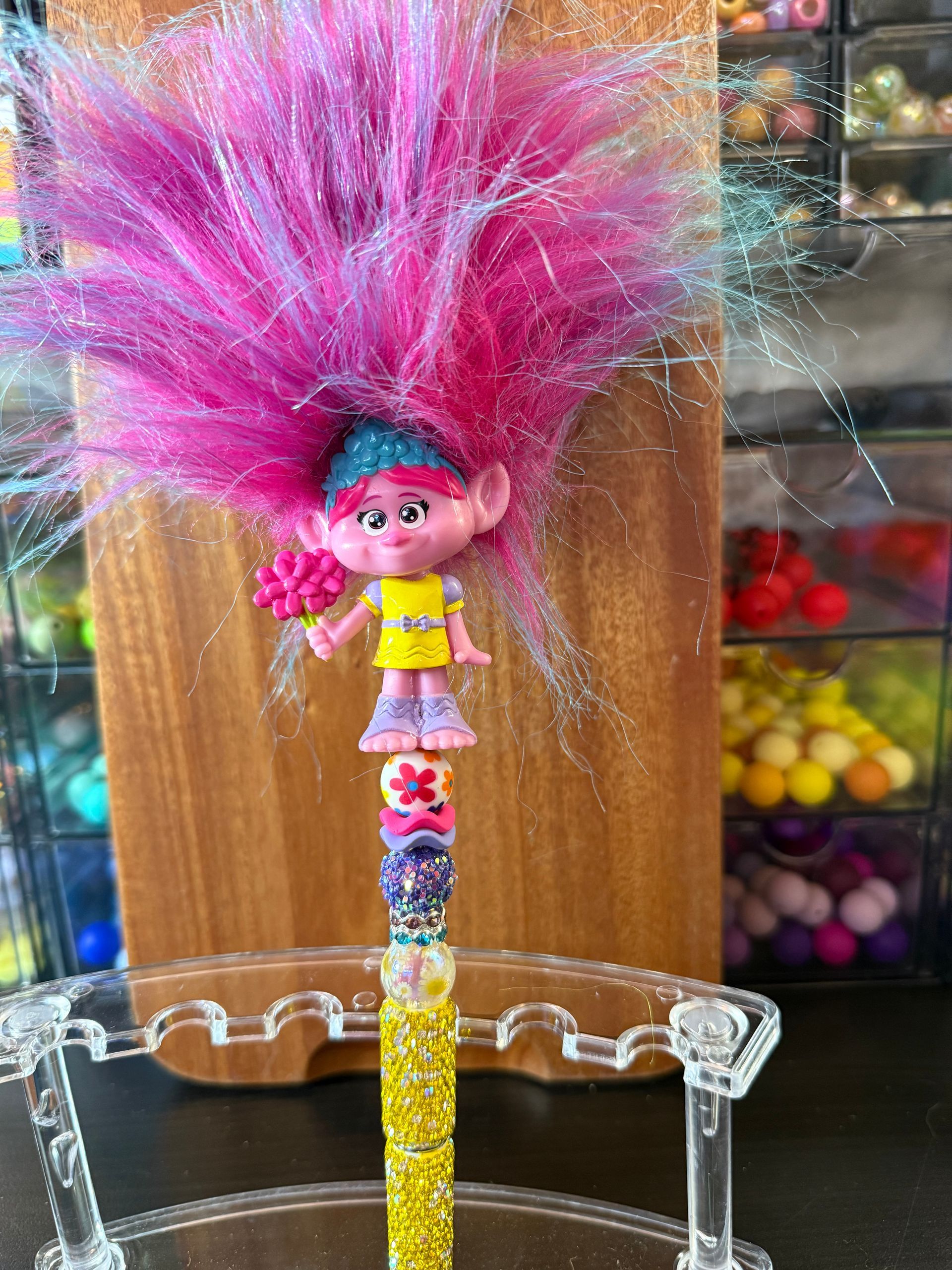 TROLL HOLDING BOUQUET BEADED PEN