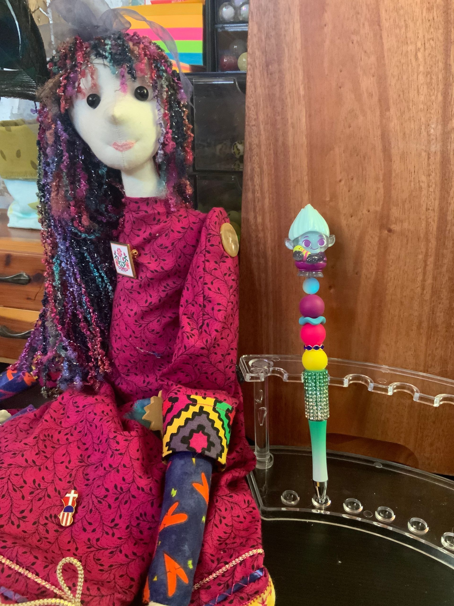 TROLL HOLDING BABY BEADED PEN