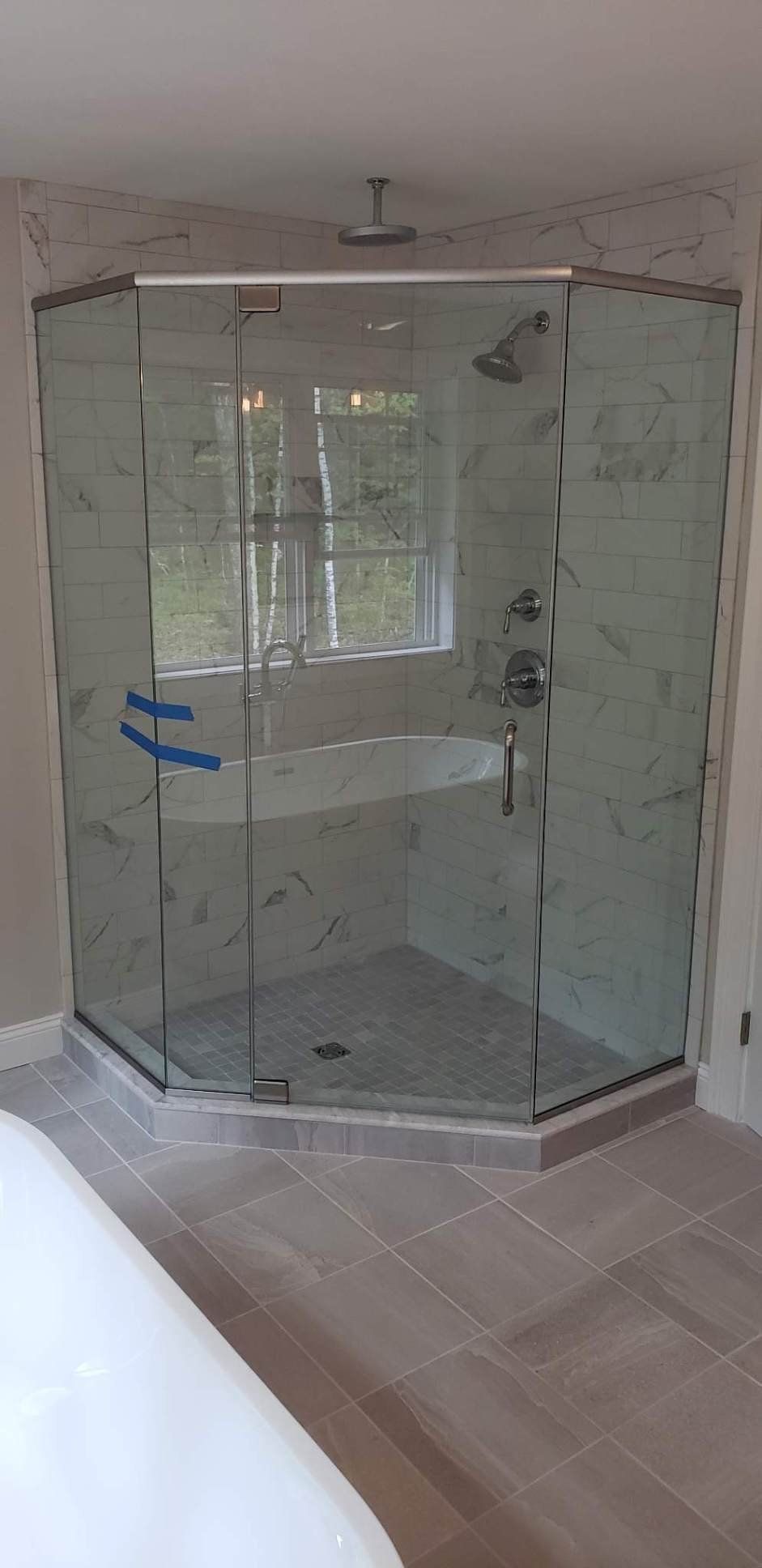 neoangle_glass_doors_biege_tiles