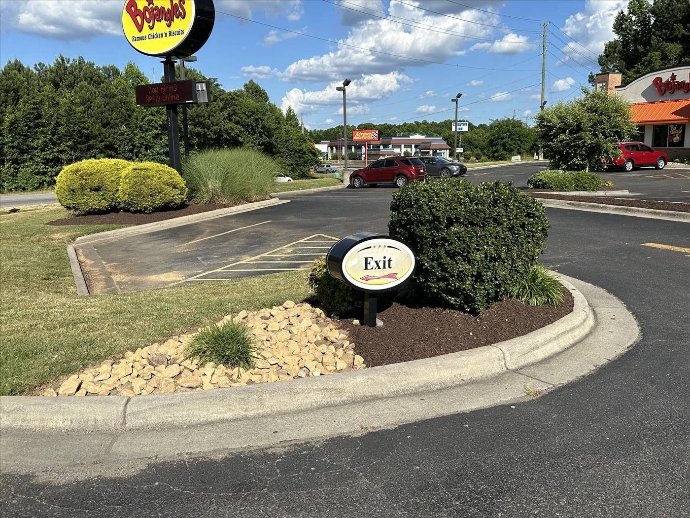 A popeye 's restaurant is located on the side of the road