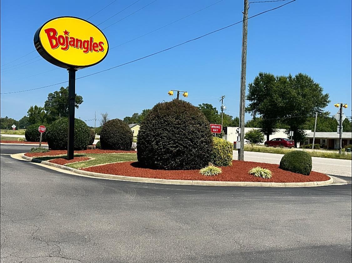 A yellow sign that says bojangles on it