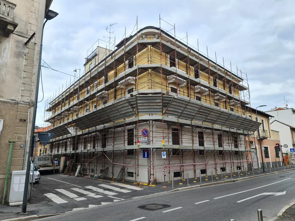 ponteggi per ristrutturazione di un palazzo