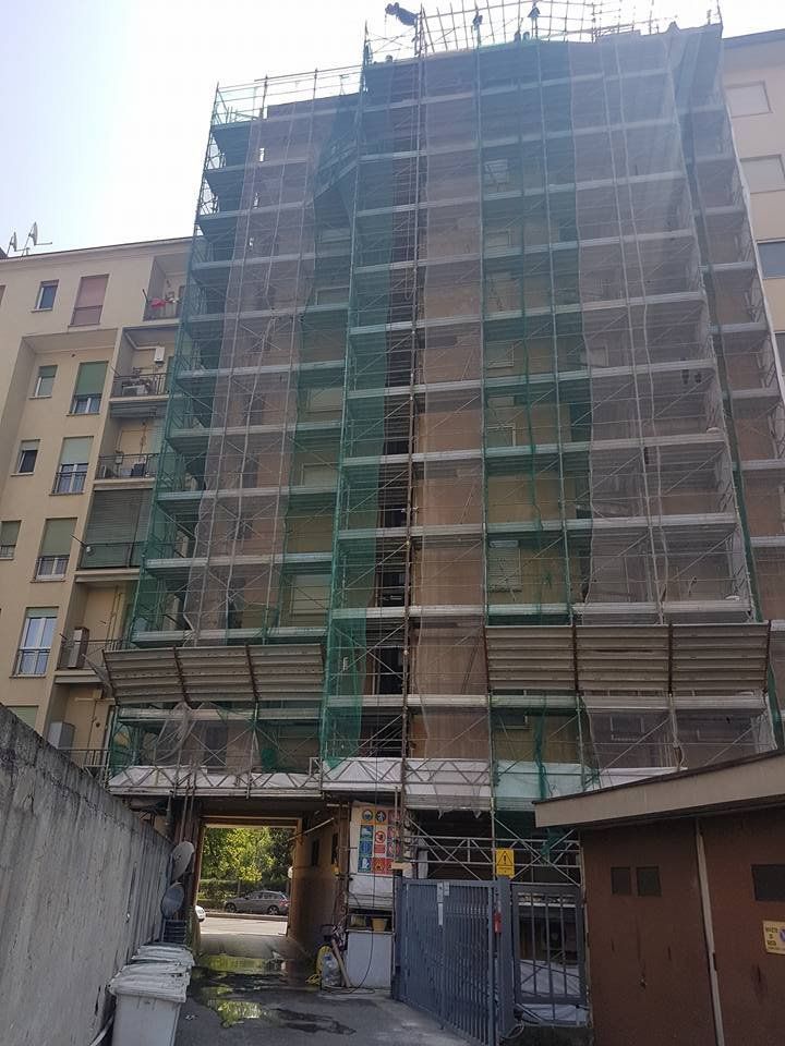 ponteggi per ristrutturazione di facciate condominiali