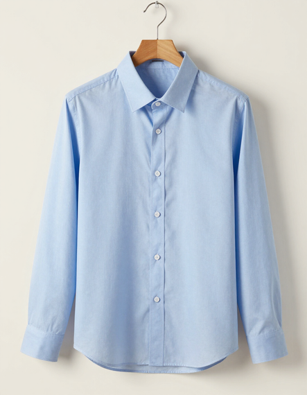Camisa azul claro de manga larga abotonada en una percha de madera contra una pared beige.