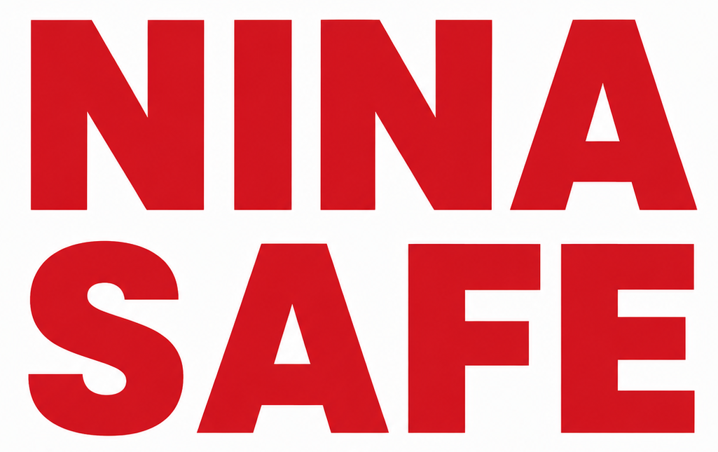 Logotipo de texto rojo con la inscripción “NINA SAFE” sobre un fondo blanco.