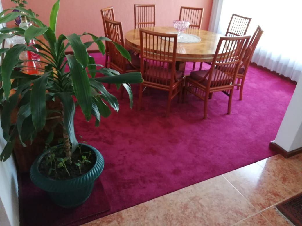 Un comedor con una mesa redonda y sillas.