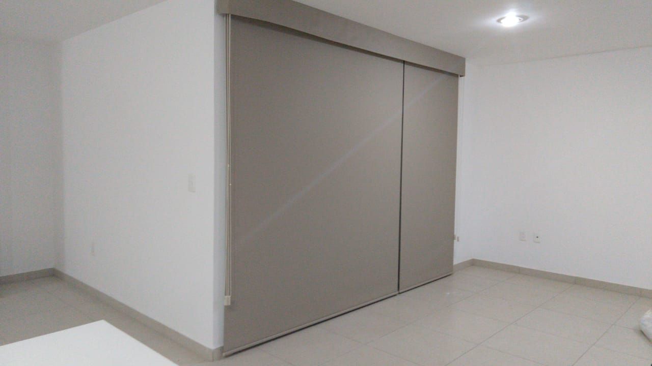 Hay un armario grande en la esquina de la habitación.