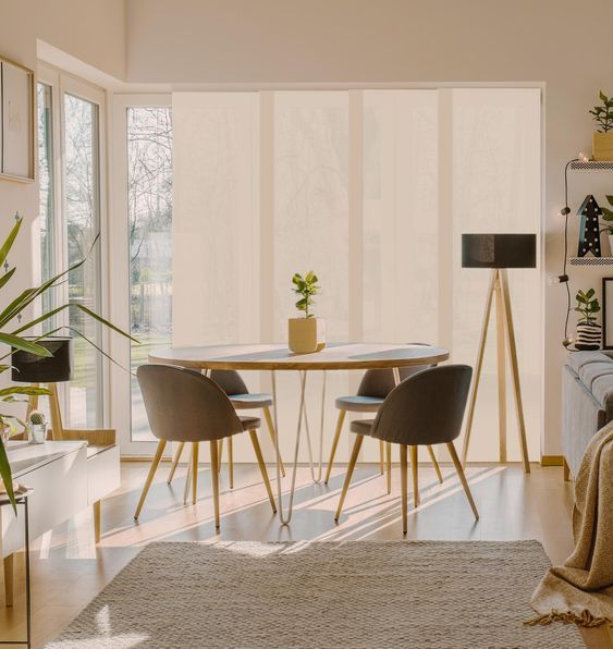 Hay una mesa y sillas en la sala de estar.