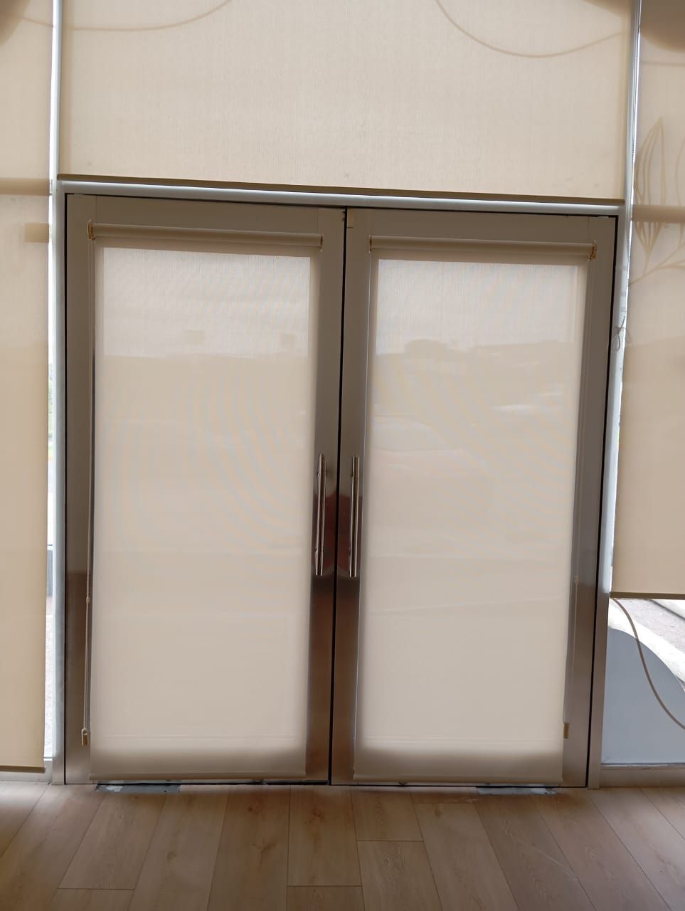 Un par de puertas corredizas de vidrio con persianas.