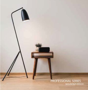 Una lámpara está colocada encima de una mesa de madera al lado de una pared.