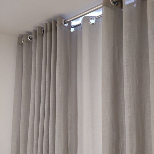 Un primer plano de un par de cortinas colgadas en una ventana.