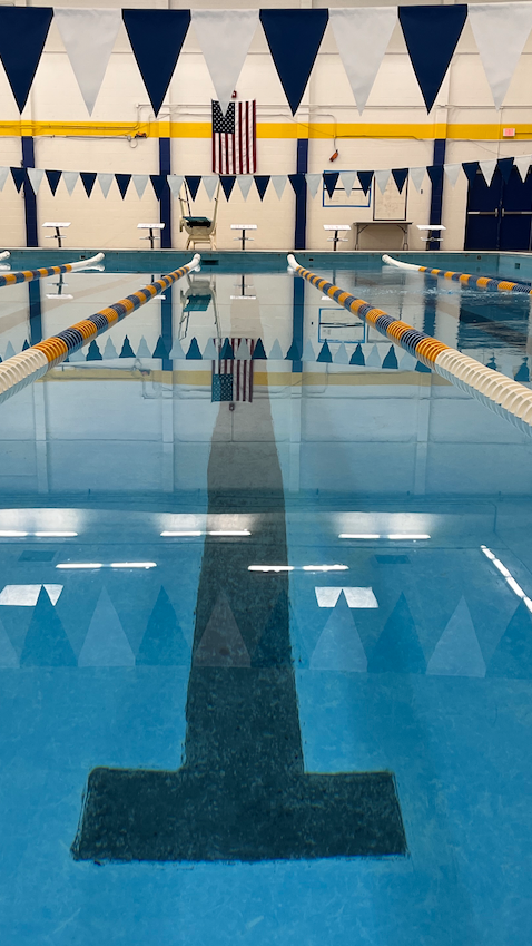 A swimming pool with the letter t in the middle