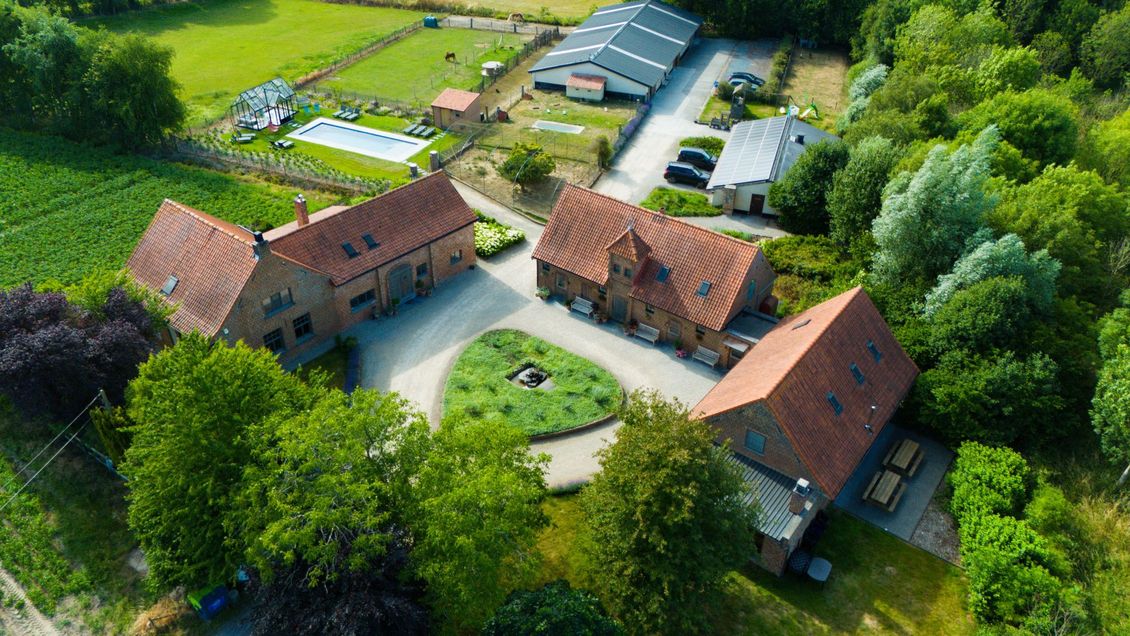 hof ter roosebeke; vakantiewoning 20 personen; vakantiehuis 20 personen; kindvriendelijk; weekendje weg; grote vakantiewoning; vakantiewoning met zwembad
