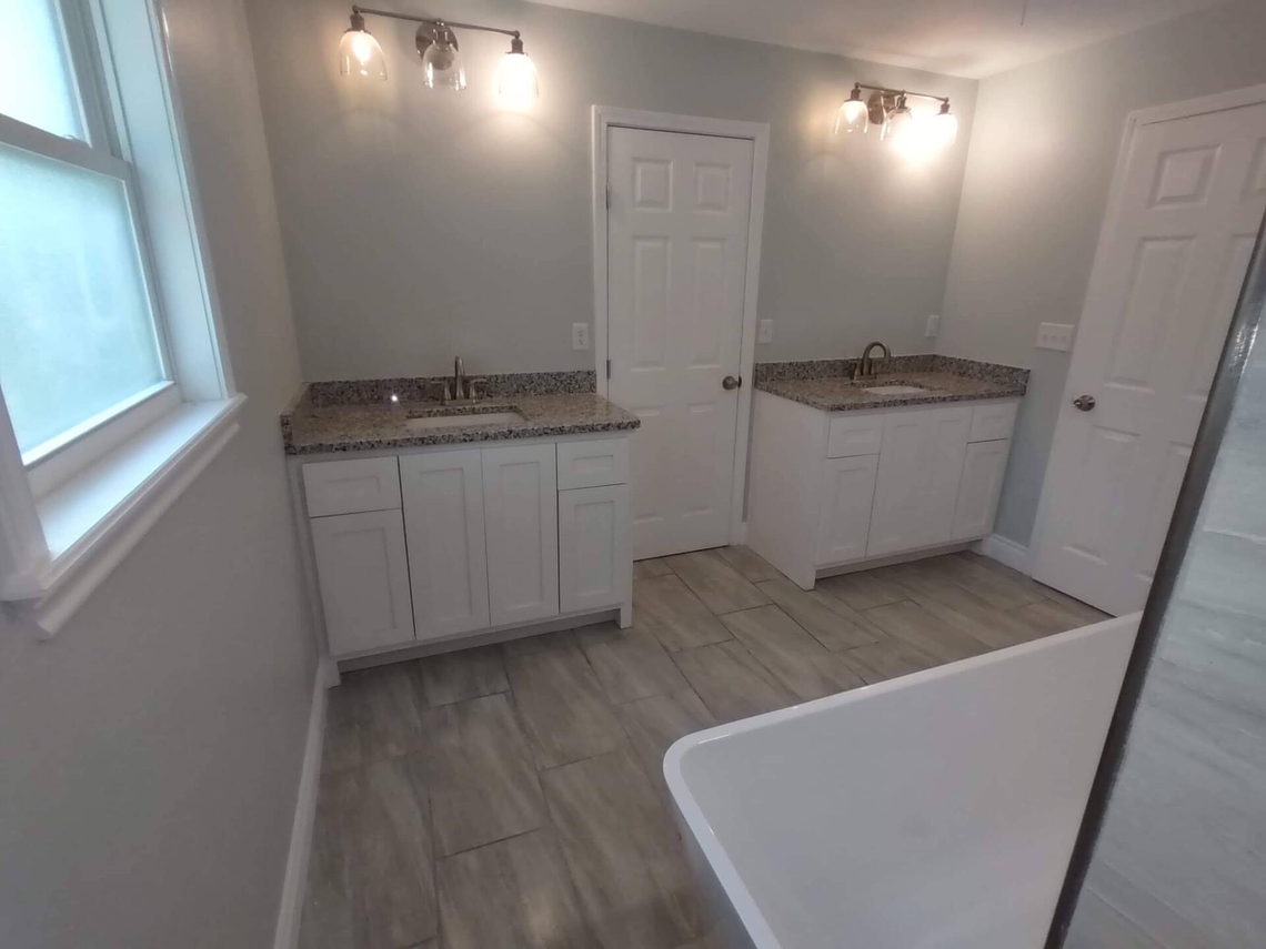 A bathroom with two sinks and a bathtub.