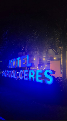 Vista nocturna de un letrero azul brillante con la inscripción 