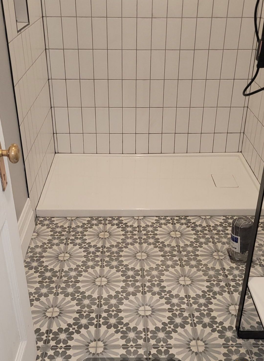 Une salle de bain avec douche à l'italienne et miroir.