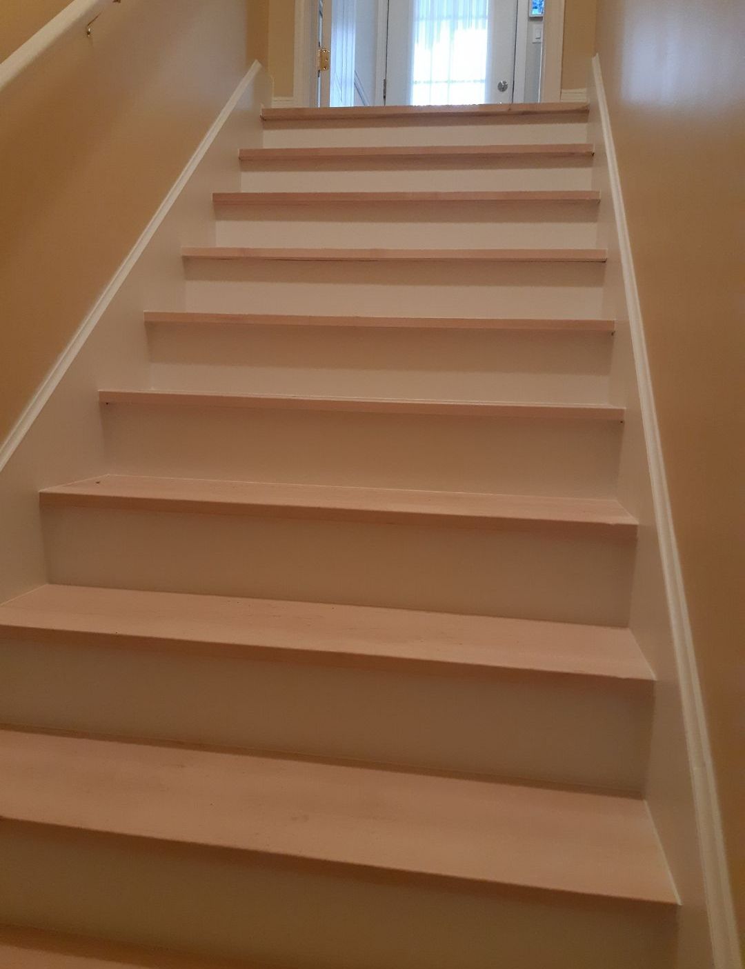 Un ensemble d'escaliers menant à une porte dans une maison.