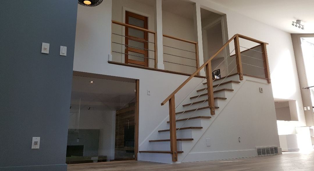 Une maison vide avec des escaliers menant au deuxième étage