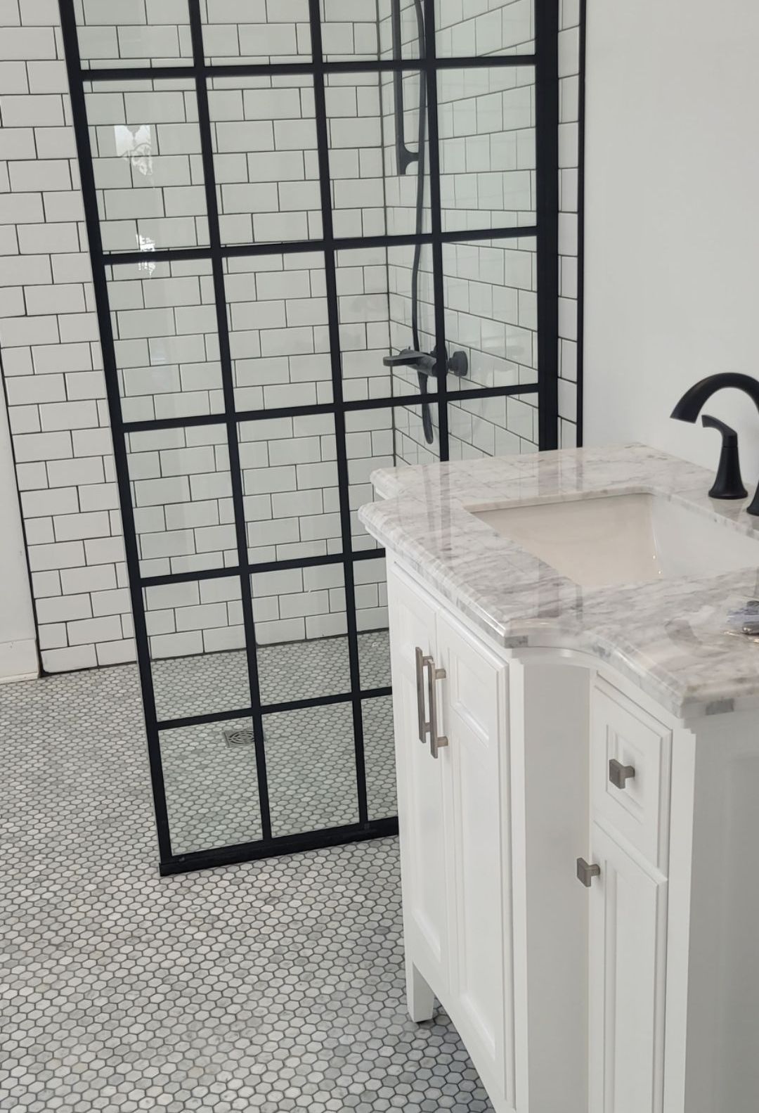 Une salle de bain avec un lavabo et une douche à l'italienne