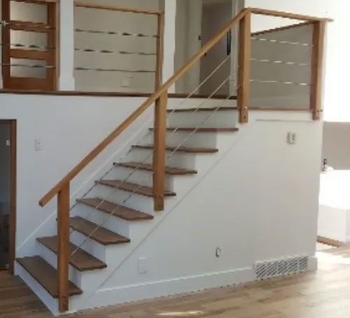 Un escalier avec des marches en bois et une rampe en métal