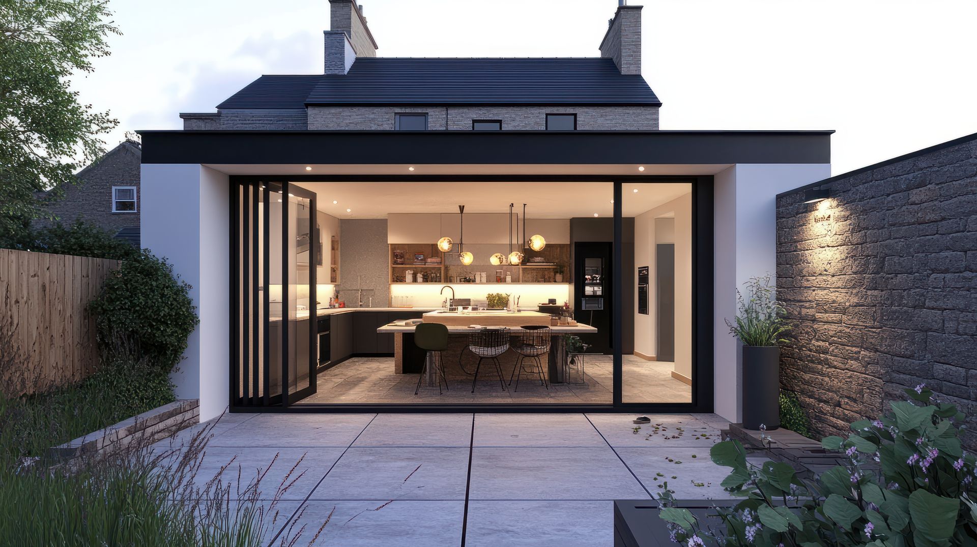 Une maison avec une grande porte coulissante en verre menant à une salle à manger et une cuisine.