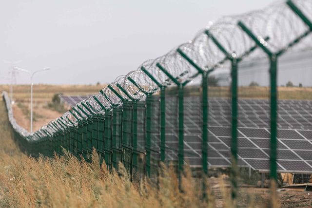 30,000+ Barbed Wire Fence Pictures