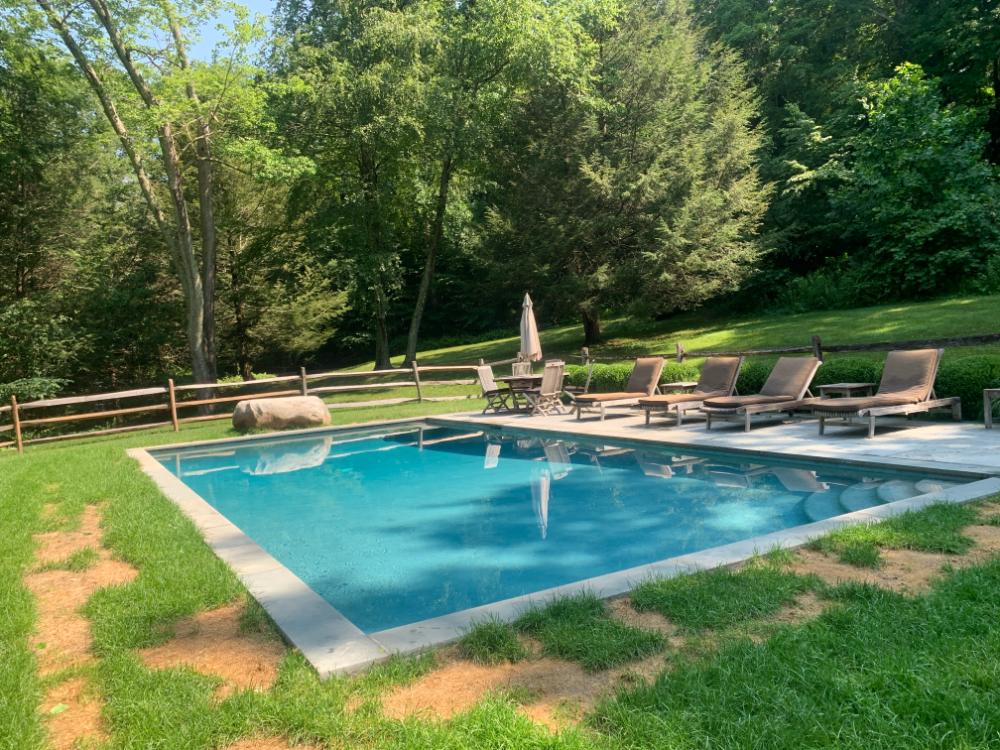 Distinctive Swimming Pools Inc