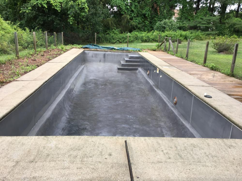 Distinctive Swimming Pools Inc