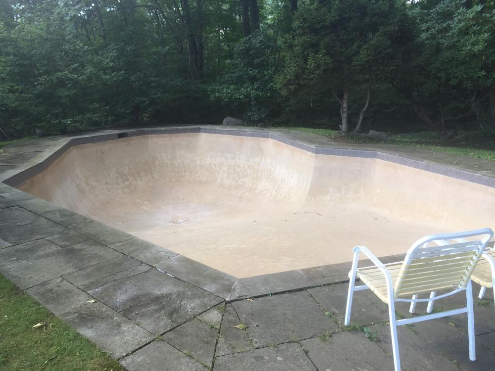 Distinctive Swimming Pools Inc
