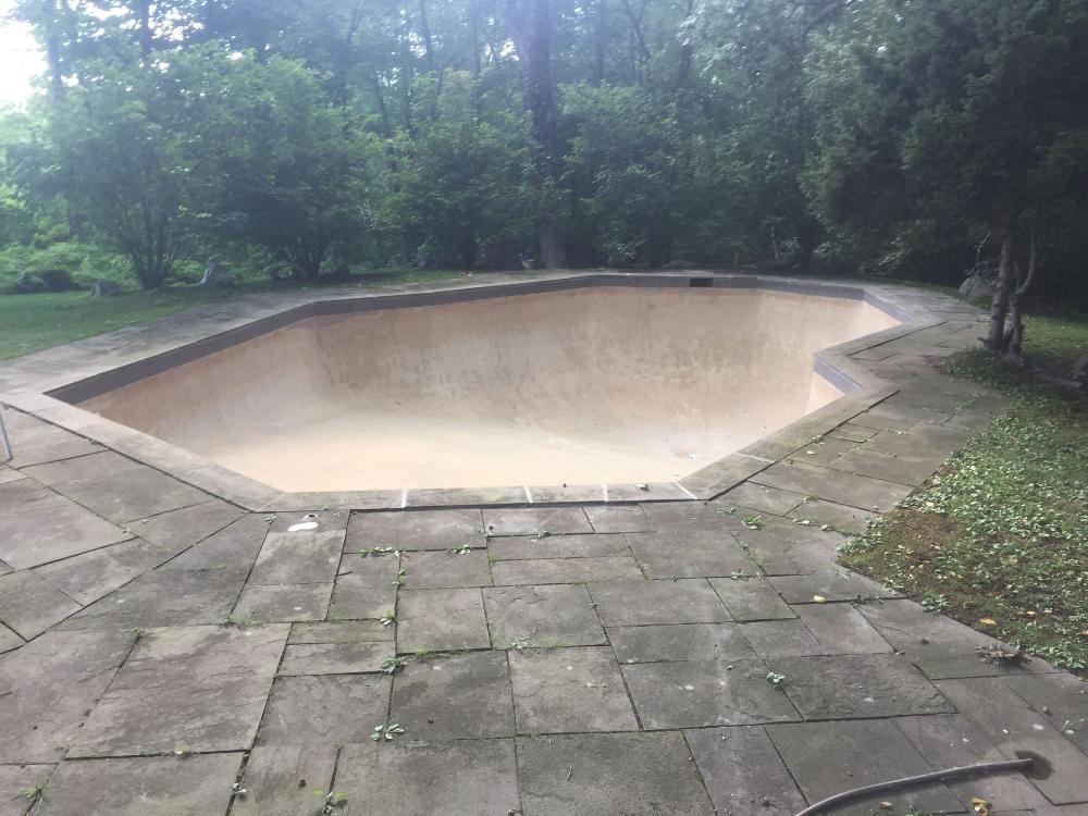 Distinctive Swimming Pools Inc