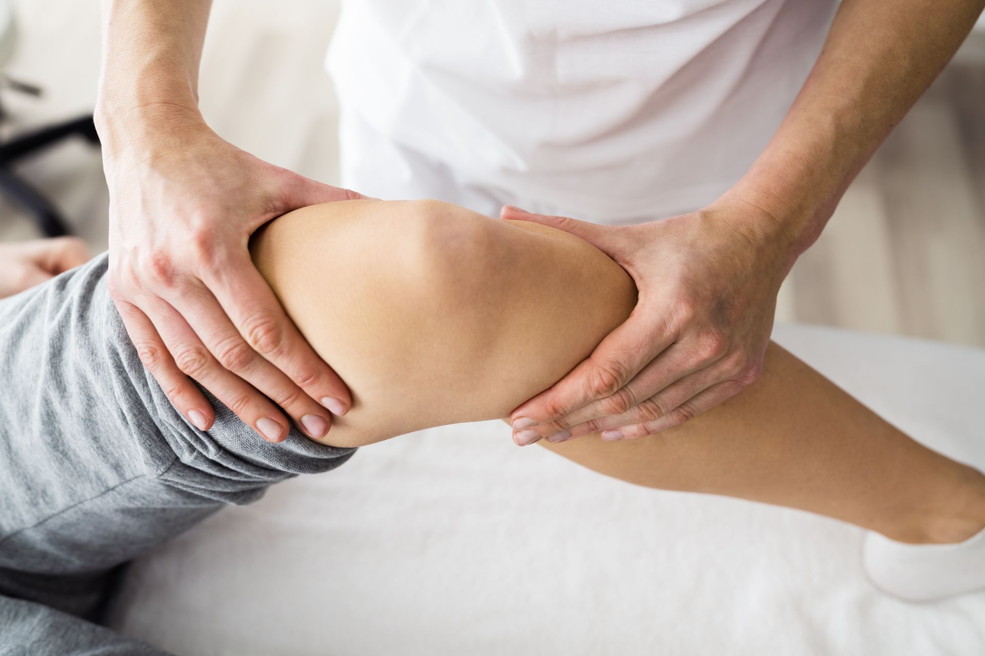 A person is getting a massage on their knee.