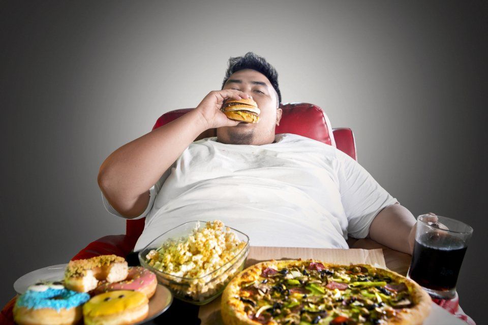 paziente obeso che si alimenta in modo sregolato
