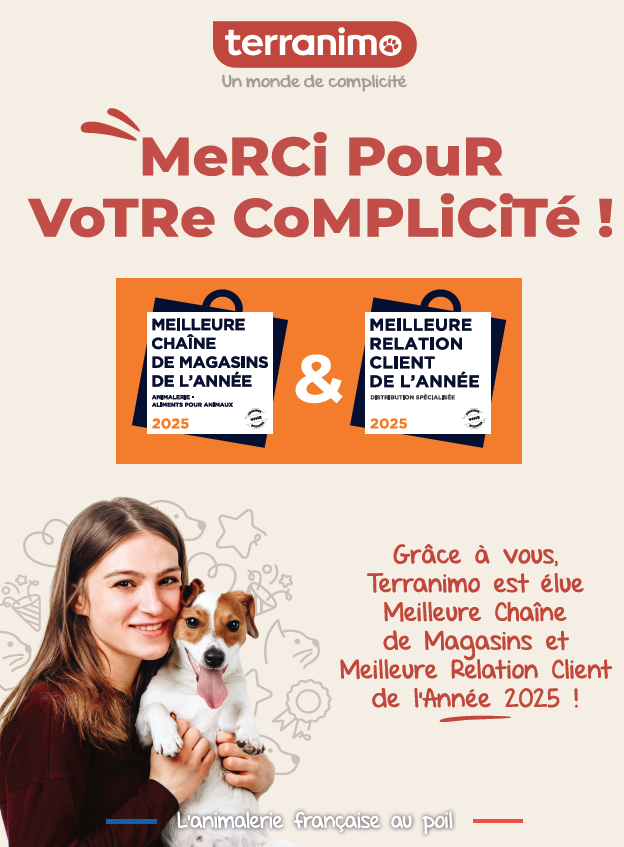 Une femme tient un chien dans ses bras.