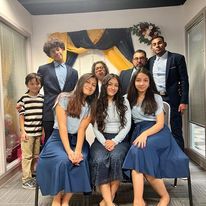 Un grupo de personas posan para una fotografía en una habitación.