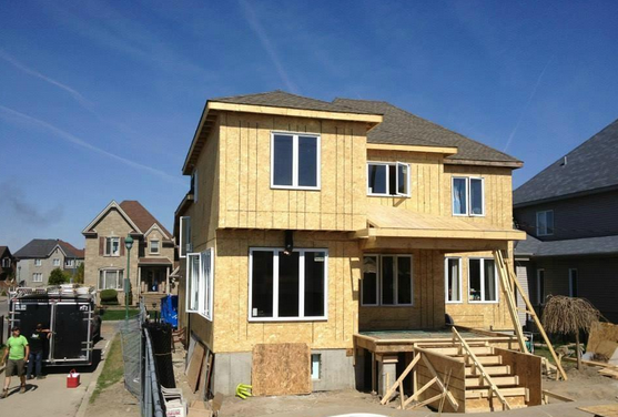 Une maison en construction dans un quartier résidentiel