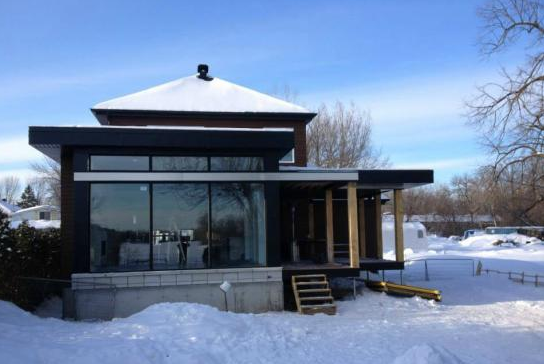 Une maison avec un toit couvert de neige