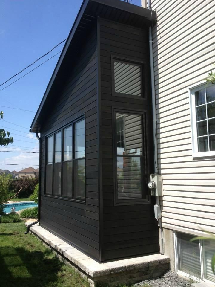 Une maison avec une grande fenêtre sur le côté.