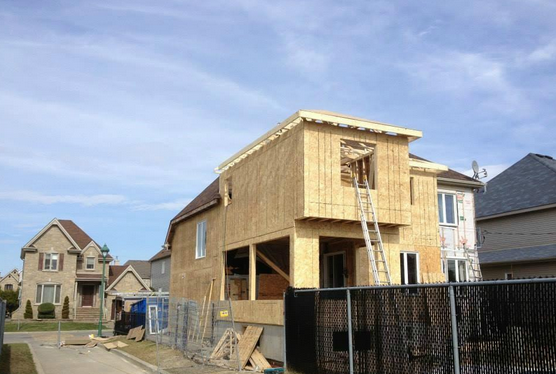 Une maison en construction dans un quartier résidentiel