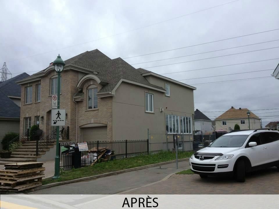 Un SUV blanc est garé devant une maison avec les mots après écrits en bas